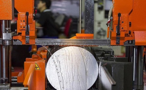 熊口管理区立式金属带锯床切削出现跑带故障解决方法！